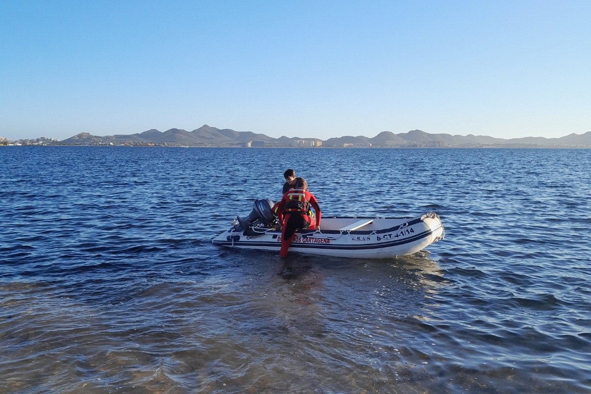 Bomberos del Ayuntamiento de Cartagena rescatan a una kitesurfista de 60 años que no podía salir del Mar Menor