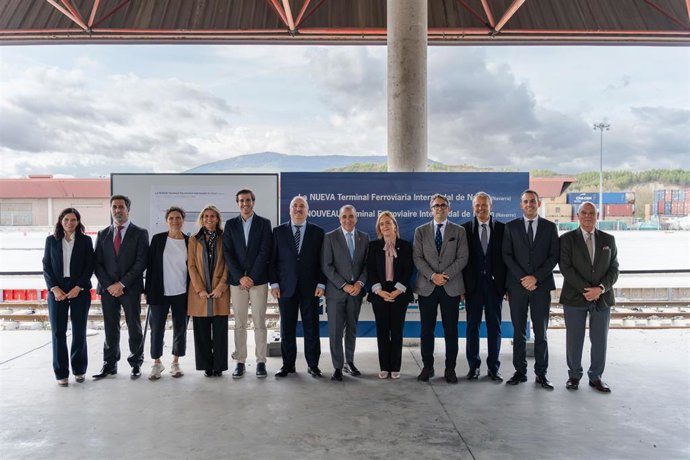 El consejero de Cohesión Territorial del Gobierno de Navarra, Óscar Chivite, y la delegada del Gobierno en Navarra, Alicia Echeverría, visitan la Terminal Intermodal de Navarra (TIN) en Noáin.