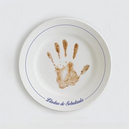 Las asociaciones Víctimes DANA Octubre 2024 y Víctimas Mortales DANA 29-O impulsan junto a artistas valencianos --Panxo de ZOO, Pablo de La Raíz, Malifeta, Abril, Los Chikos del Maíz y Tito Pontet-- la canción 'Lladres de sobretaula'.