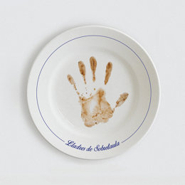 Las asociaciones Víctimes DANA Octubre 2024 y Víctimas Mortales DANA 29-O impulsan junto a artistas valencianos --Panxo de ZOO, Pablo de La Raíz, Malifeta, Abril, Los Chikos del Maíz y Tito Pontet-- la canción 'Lladres de sobretaula'.