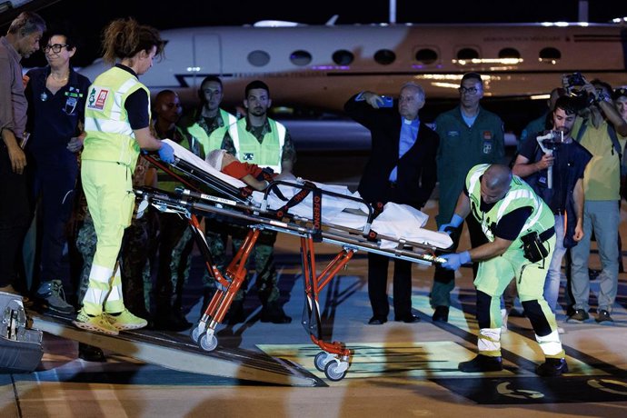  Arribada de menors palestins ferits a l'aeroport de Milà després de ser evacuats de la Franja de Gaza