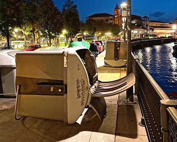 Contenedores desplazados en Bermeo por las fuertes rachas de viento de la borrasca 'Benjamin'