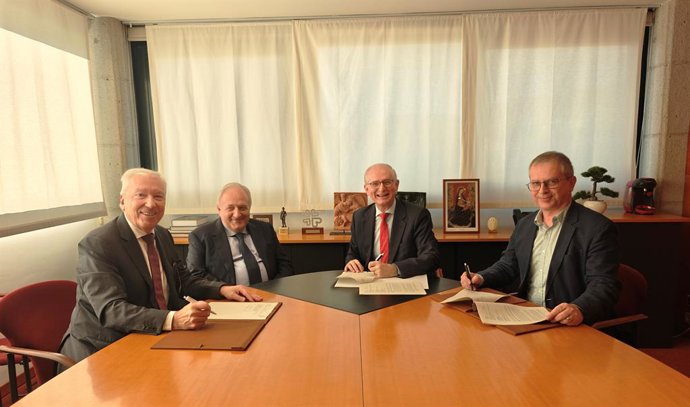 (De Izquierda A Derecha): Sr. Antoni Abad, Presidente De Mútuaterrassa; Sr. Miguel Ángel Cazcarra, Presidente Del Patronato De UIC Barcelona; Dr. Alfonso Méndiz, Rector De UIC Barcelona; Sr. Jordi Corral, Responsable De Innovación Corporativa De Roca