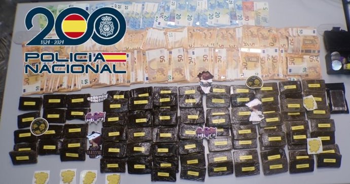 Hachís y dinero intervenido por la Policía Nacional.