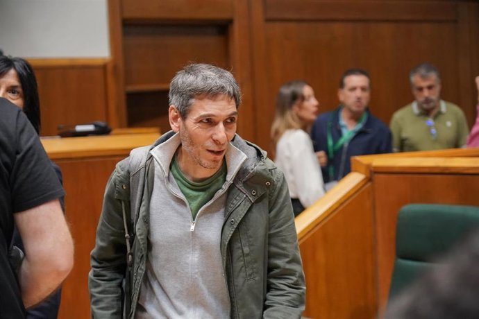 Archivo - El portavoz de Sumar en el Parlamento vasco, Jon Hernández, llega al primer pleno ordinario de la legislatura, en el Parlamento Vasco, a 26 de septiembre de 2024, en Vitoria-Gasteiz, Álava, País Vasco (España). 