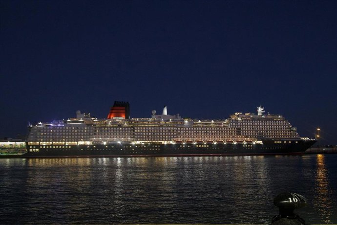 Un crucero atracado en el muelle del puerto de Cádiz