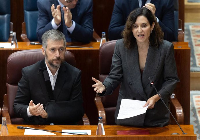 La presidenta de la Comunidad de Madrid, Isabel Díaz Ayuso, durante un pleno en la Asamblea de Madrid, a 16 de octubre de 2025, en Madrid (España). 