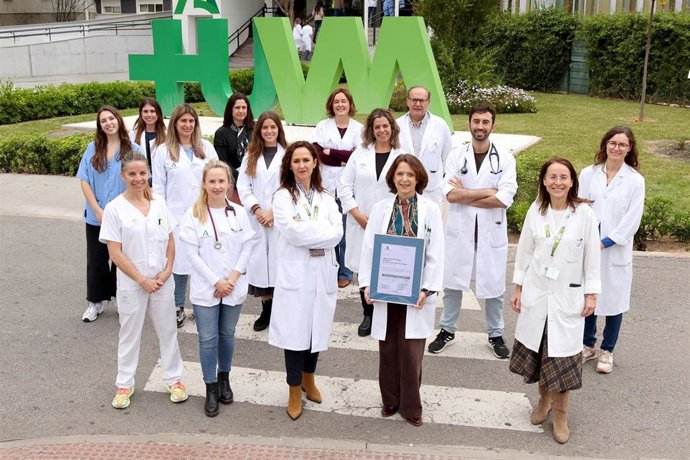 Profesionales del Servicio de Nefrología a las puertas del Hospital Virgen Macarena de Sevilla