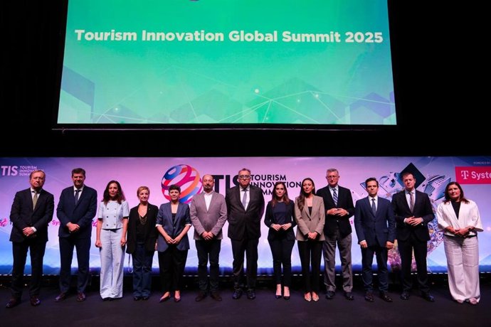 Foto de familia tras la Declaración de Sevilla para poner en valor del turismo como una gran industria en la que ha estado el consejero de Turismo, Arturo Bernal.