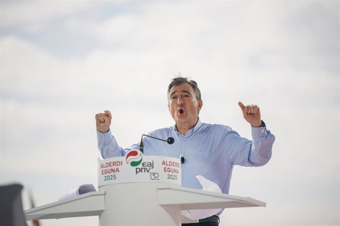 El presidente del PNV, Aitor Esteban, interviene durante la celebración del 'Alderdi Eguna', a 28 de septiembre de 2025, en Foronda, Álava