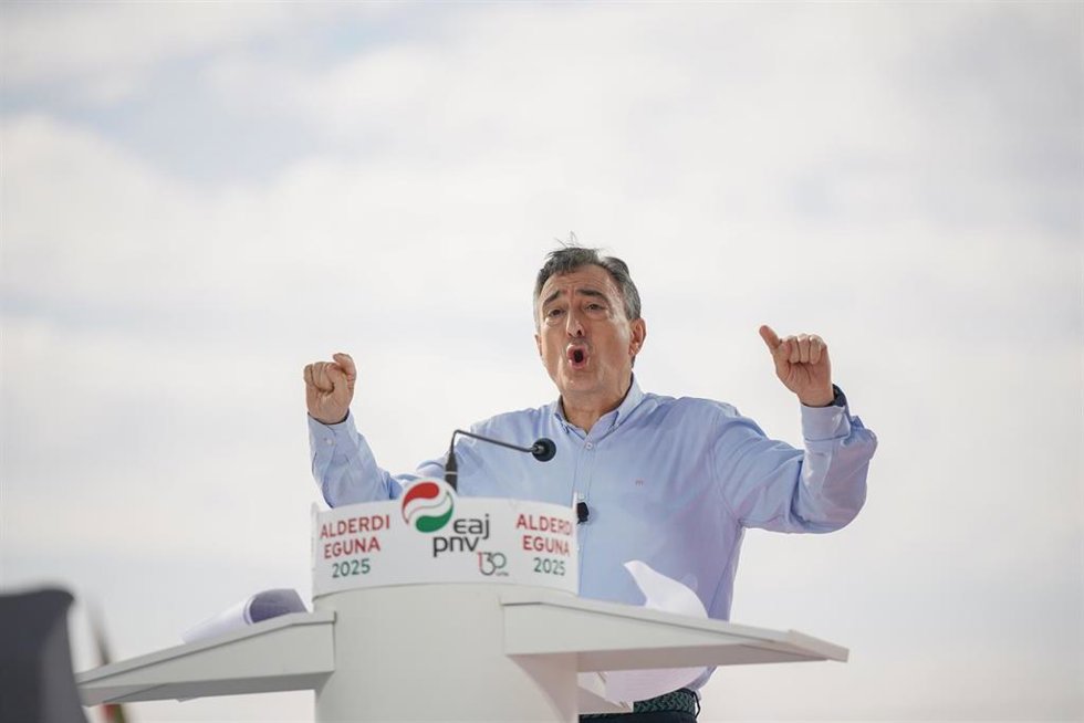 El presidente del PNV, Aitor Esteban, interviene durante la celebración del 'Alderdi Eguna', a 28 de septiembre de 2025, en Foronda, Álava