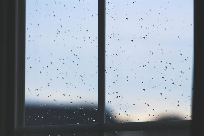Um arquiteto técnico explica por que você deve ventilar mesmo se estiver chovendo: "O problema não é a chuva, é a temperatura".