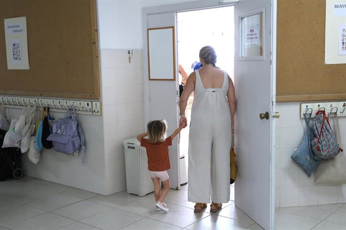 Archivo - Una madre lleva a su hija a clase el primer día de inicio del curso escolar, en la Escuela Aula Balear, a 11 de septiembre de 2024, en Palma