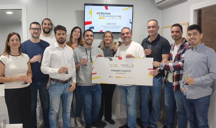 Cultura de empresa: Todo el equipo celebrando el premio