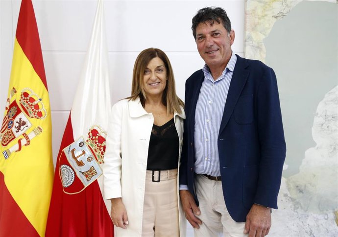 La presidenta de Cantabria, María José Sáenz de Buruaga,  y el alcalde de Bareyo, Pedro Prieto