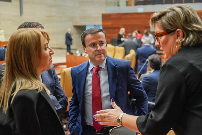 El presidente del Grupo Parlamentario Socialista, Miguel Ángel Gallardo, al inicio del pleno de la Asamblea