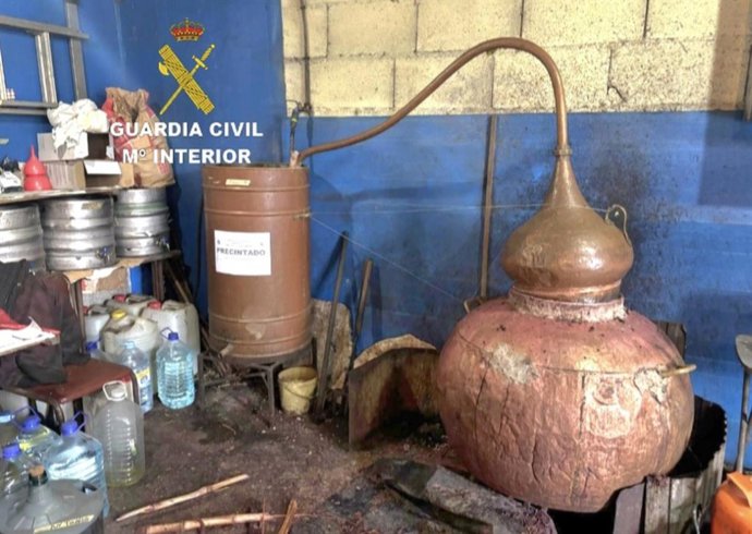 Alambiques incautados en Ponteareas (Pontevedra).