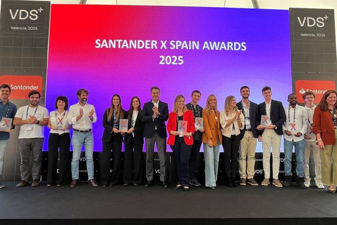 Archivo - Representantes de Santander España con los ganadores de los Santander X Spain Award 2025 durante el Valencia Digital Summer, en Valencia.