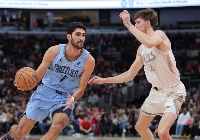 Archivo - CHICAGO, IL - NOVEMBER 23: Matas Buzelis #14 of the Chicago Bulls guards  Santi Aldama #7 of the Memphis Grizzlies during the second half on November, 23, 2024 at the United Center in Chicago, Illinois.