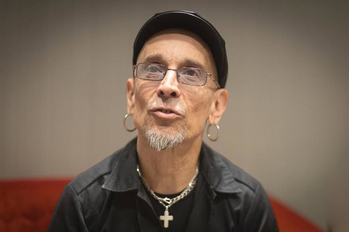 El vocalista y guitarrista Fito Cabrales, de  Fito & Fitipaldis, durante una entrevista por la publicación de su nuevo álbum, 'El monte de los aullidos'. En Madrid, a 22 de octubre de 2025.