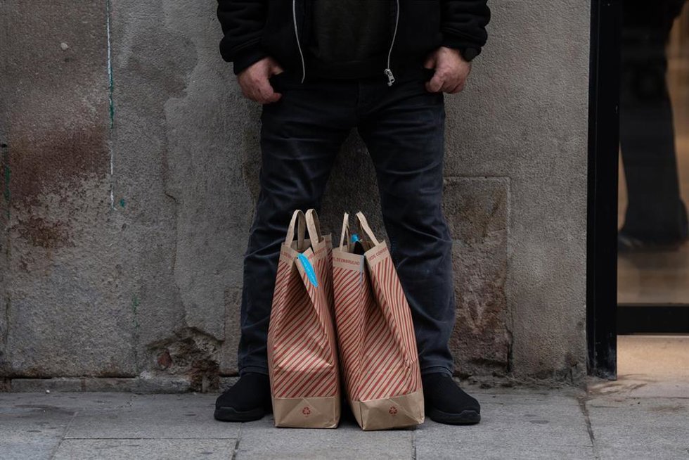 Archivo - Varias bolsas con compras.