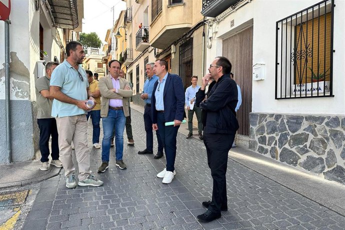 El diputado de Infraestructuras, Antonio Bernabeu, durante su visita a Finestrat