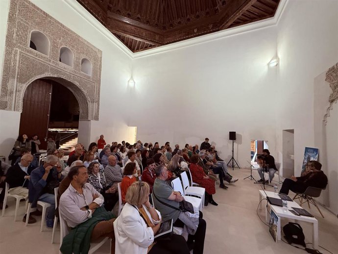 'To(Le)DO Con Versos. Rutas Nocturnas Guiadas Por La Poesía'.