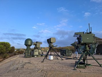 Archivo - Sistemas antidrón de Indra desplegados durante las maniobras 'Atlas 25'