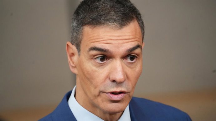 O Presidente do Governo, Pedro Sánchez, fala com a mídia em sua chegada à reunião do Conselho Europeu, 23 de outubro de 2025, em Bruxelas (Bélgica). Hoje, o Conselho Europeu tratará principalmente da situação na Ucrânia e contará com a presença de