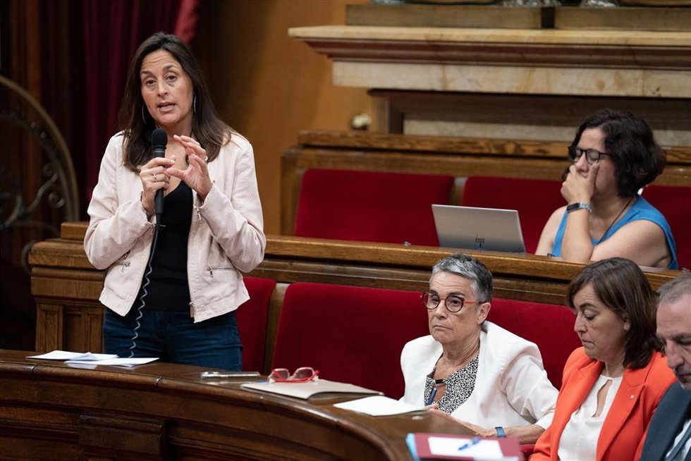Archivo - La consellera de Educación y Formación Profesional de la Generalitat de Catalunya, Esther Niubó, interviene durante un pleno en el Parlament de Catalunya, a 4 de junio de 2025, en Barcelona, Catalunya (España).