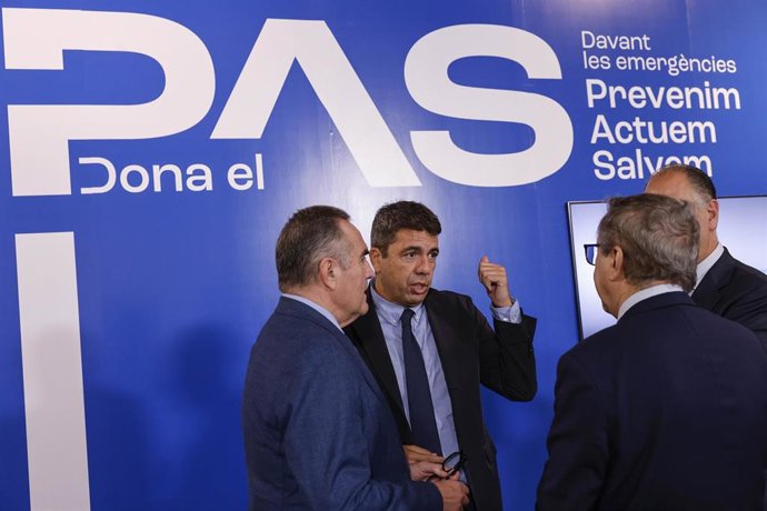 El 'president', Carlos Mazón, presenta un plan de prevención de emergencias en centros educativos