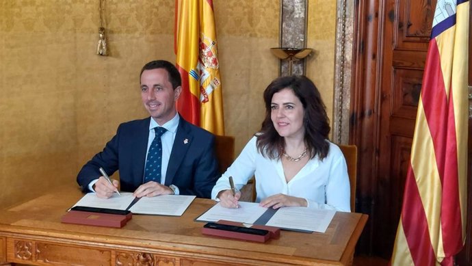 El presidente del Consell de Mallorca, Llorenç Galmés, y la consellera de Familias, Bienestar Social y Atención a la Dependencia, Sandra Fernández, en la firma del protocolo para ampliar la residencia de Huialfàs.