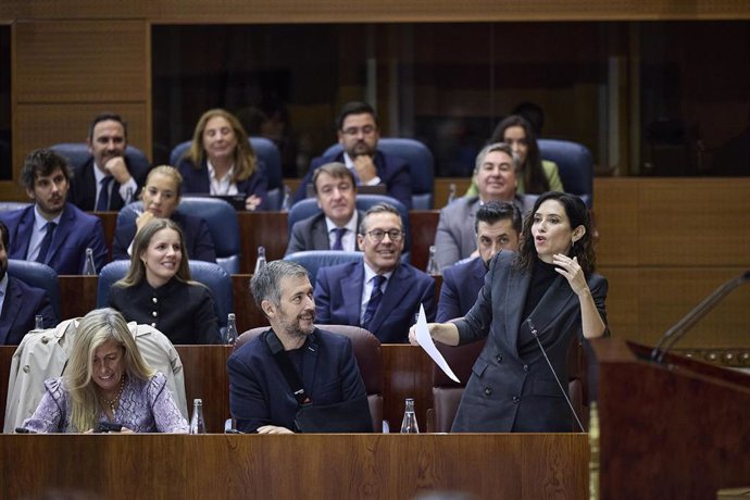 La presidenta de la Comunidad de Madrid, Isabel Díaz Ayuso, y el consejero de la Presidencia de la Comunidad de Madrid, Miguel Ángel García, durante un pleno en la Asamblea de Madrid