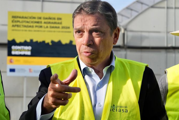 El ministro de Agricultura, Pesca y Alimentación, Luis Planas, en una visita a Torrent (Valencia).