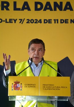 El ministro de Agricultura, Pesca y Alimentación, Luis Planas, en una visita a Torrent (Valencia).