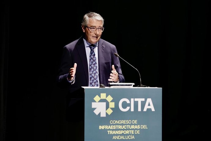 El presidente de la Diputación de Málaga, Francisco Salado, ha hecho un llamamiento a la sociedad civil malagueña para que "reclame lo que nos corresponde, lo que esta provincia merece y necesita", especialmente en materia de movilidad".