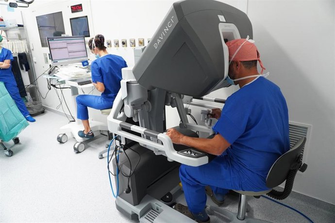 Archivo - El centro hospitalario impulsa la excelencia en cirugía de precisión con la última generación en tecnología robótica quirúrgica,
