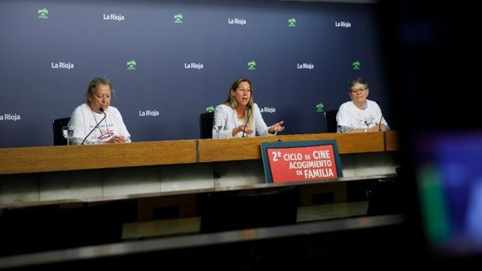La directora general de Servicios Sociales e Instituto de Igualdad, Marta Gómez, y la vocal de la Asociación de Familias Adoptantes y de Acogimiento de La Rioja (AFAAR), Sol Portolés, presentan el II Ciclo de Cine de Acogimiento Familiar