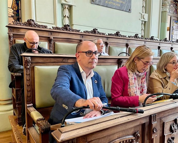 El concejal socialista Luis Vélez durante un Pleno en el Ayuntamiento de Valladolid