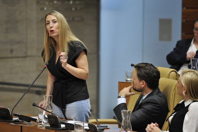 La presidenta de la Junta de Extremadura, María Guardiola, en el pleno de la Asamblea