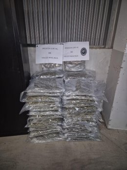 Intervenidos 77 kilos de cogollos de marihuana en Vélez-Málaga tras una persecución por varias calles.