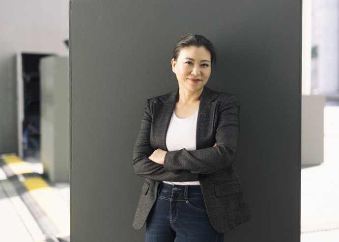 La maestra Shi-Yeon Sung, principal directora invitada de la ROSS desde esta temporada, encargada de dirigir este programa.