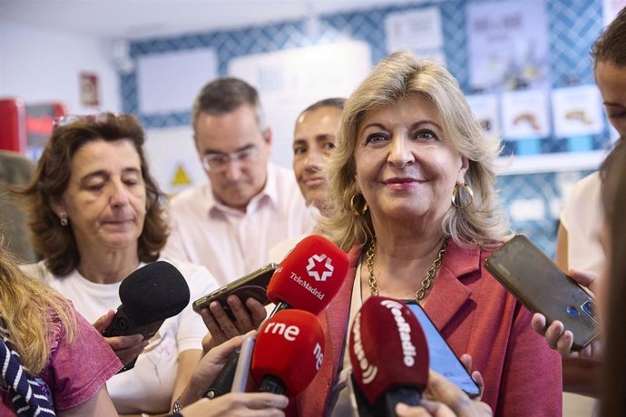 Archivo - La delegada de Economía, Innovación y Hacienda, Engracia Hidalgo, ofrece declaraciones a los medios durante su visita a la heladería artesana Bibí e Bibó, a 21 de agosto de 2025, en Madrid (España).El establecimiento es una firma de helados y du