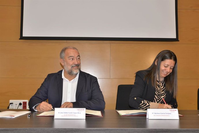 El rector de la UCLM, Julián Garde, y la consejera de Bienestar Social de C-LM, Bárbara García Torijano.