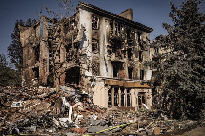 Archivo - Arquivo - Um prédio danificado em Kramatorsk após um ataque do exército russo à cidade na província de Donetsk, no leste da Ucrânia (arquivo).