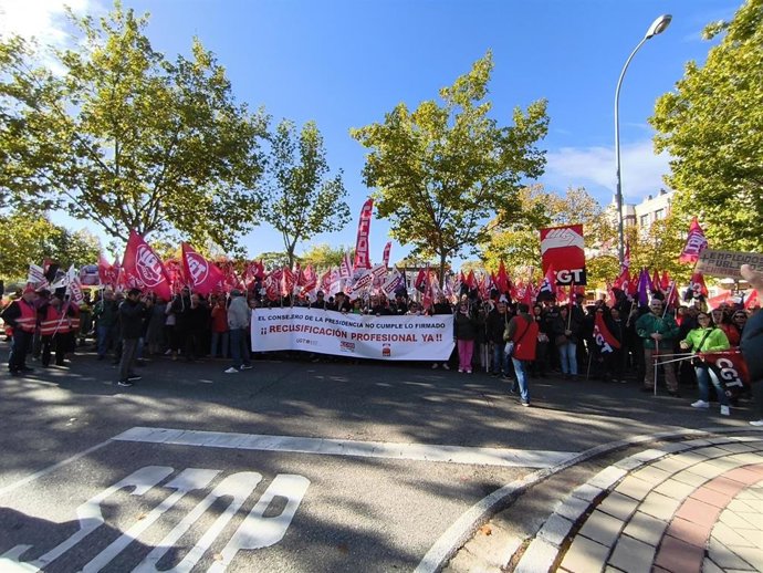 Concentración de los sindicatos ante la Junta para reclamar el cumplimiento del convenio.
