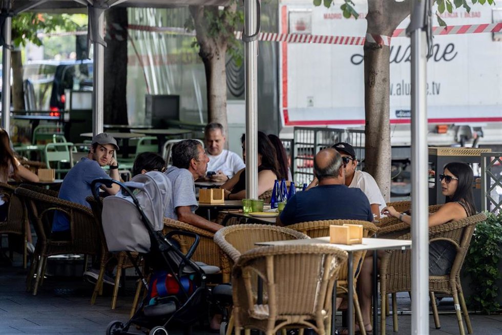 Archivo - Clientes de un bar se refrescan en la terraza, a 15 de julio de 2025, en Madrid (España).
