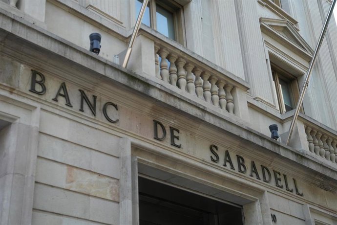 Archivo - Fachada de la sede histórica del Banc Sabadell, en Sabadell, Barcelona, Cataluña (España).