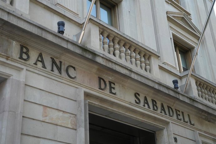 Archivo - Fachada de la sede histórica del Banc Sabadell, en Sabadell, Barcelona, Cataluña (España).