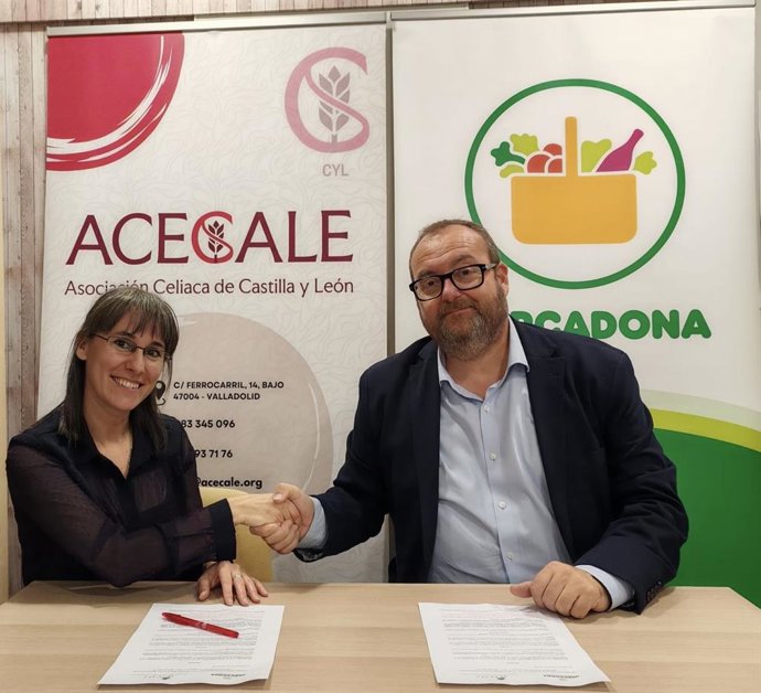 La responsable de Acecale (I) y el de Mercadona (D) durante la firma del acuerdo de colaboración.